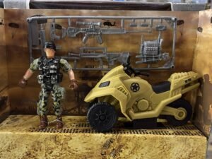 JUGUETE SET MILITAR CON MOTO Y ACCESORIOS