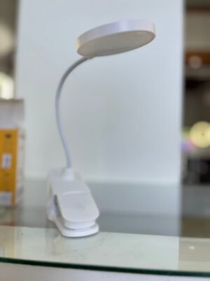 lampara blanca con pinza