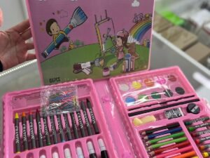 SET DE 68 PIEZAS CRAYONES Y ACCESORIOS