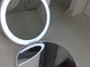 WhatsApp Image 2026-03-27 at 4.15.51 PM ESPEJO DE MAQUILLAJE PLEGABLE CON LUCES LED INTEGRADAS