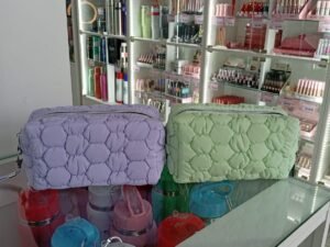 WhatsApp Image 2025-09-18 at 6.03.13 PM (1) PORTA COSMETICO TELA PUFFER