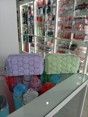 WhatsApp Image 2025-09-18 at 6.03.13 PM (1) PORTA COSMETICO TELA PUFFER