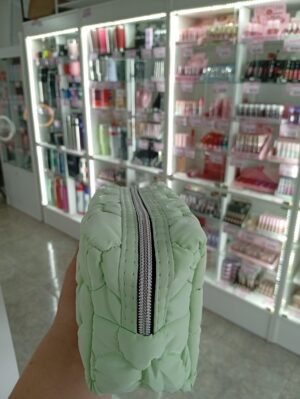 WhatsApp Image 2025-09-18 at 6.03.14 PM (1) PORTA COSMETICO TELA PUFFER