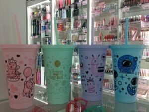 VASOS COLORES ESTAMPADOS CON BOMBILLA Y TAPA