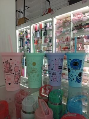 VASOS COLORES ESTAMPADOS CON BOMBILLA Y TAPA