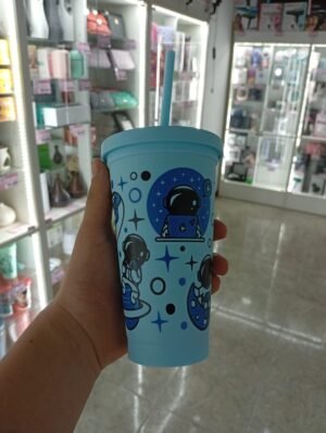 VASOS COLORES ESTAMPADOS CON BOMBILLA Y TAPA