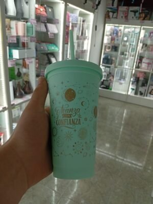 VASOS COLORES ESTAMPADOS CON BOMBILLA Y TAPA