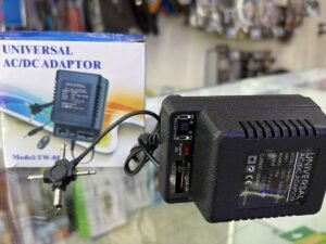 CARGADOR UNIVERSAL C / MEDIDOR VOLTAJE