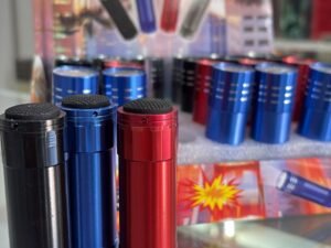 LINTERNA DE METAL A PILAS PEQUEÑA 9 LED