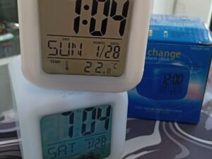 RELOJ DESPERTADOR DIGITAL CUBICO LUZ NOCTURNA