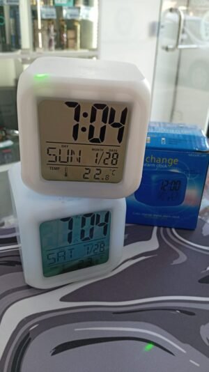 RELOJ DESPERTADOR DIGITAL CUBICO LUZ NOCTURNA