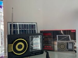 RADIO BLUETOOTH AM/FM LINTERNA Y PANEL SOLAR