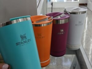 WhatsApp Image 2025-11-23 at 12.34.42 PM VASO STANLEY CON PARLANTE DIF COLORES