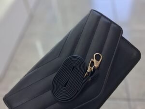 WhatsApp Image 2026-03-27 at 4.15.49 PM (1) CARTERA BANDOLERA CON COSTURAS ACOLCHADAS Y DETALLES METALICOS
