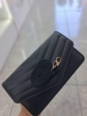 CARTERA BANDOLERA CON COSTURAS ACOLCHADAS Y DETALLES METALICOS